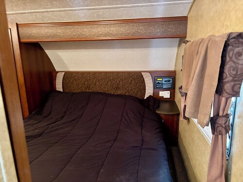 Cozy 1 bedroom RV in tranquil  in the Hills of Tuscola with AC relaxing