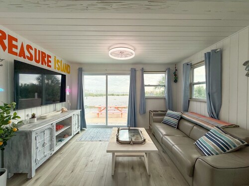 1950s Retro Beach Bungalow directly on the Beach! Spectacular Views! John's Pass