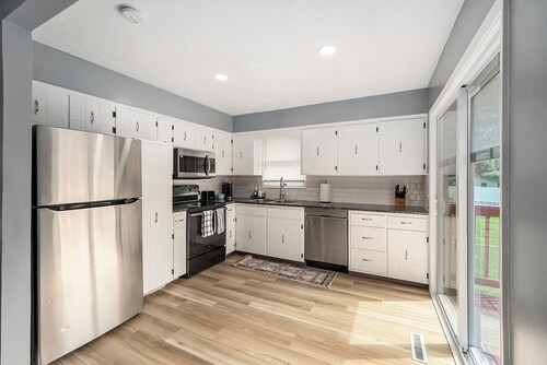 Charming 3-Bedroom House With A King Bed