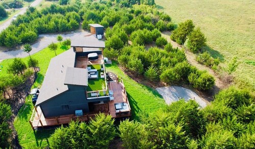 Romantic Getaway Cabin w/ Rooftop Spa, Fire Pit & Golf Cart