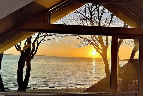 Willows beach loft Apartment, wake up to glorious sunrises on the ocean