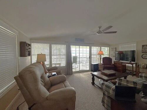 Waterfront! Prime Location, Clean, Swimming Pool, Fishing Dock, WIFI