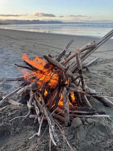 FAMILY FRIENDLY BEACH FRONT BEACH HOUSE WITH KAYAKS, FISHING RODS, TOYS & BOOKS