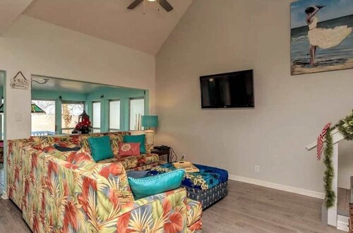 Bayside Paradise 4BR Home w Patio Games Room