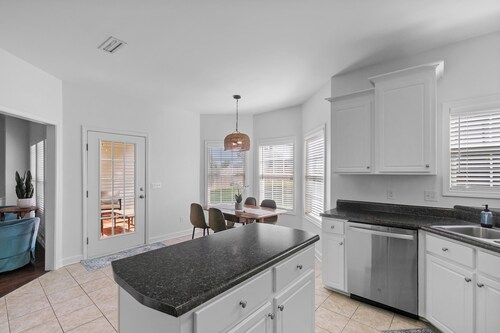 Hidden Lake Hideaway w/fenced in yard 3br 2 bath