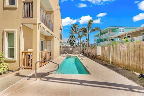 Lovely Beach and Pool Condo
