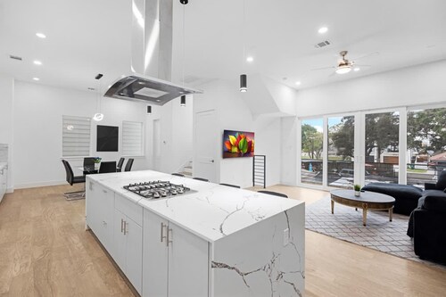 Perfect Houston Group Stay for 12 With 6 Beds 6 Baths