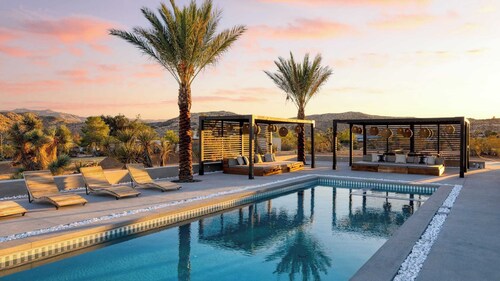 Iconic 6BR Desert Retreat w/ Pool, Pickleball & Fire Pit Joshua Tree Masion by Avantstay
