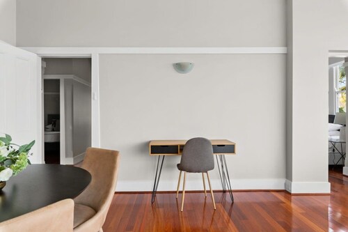 Huge Harbour View Apartment In Historic Home