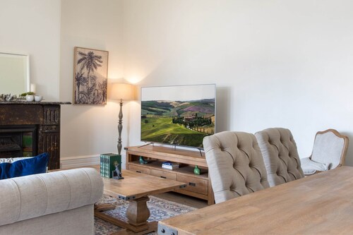 Central 2-bed Apartment With Private Parking