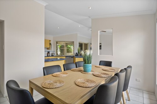 Spacious 4-bed Family Retreat With Pool