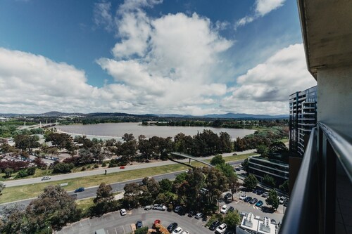 2-bed With Gym, Tennis Court & Stunning Lake Views