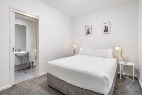 Melbourne CBD 2BR Apt With Pool & Gym Access