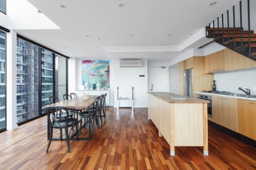 Incredible City Views in Convenient CBD Apartment