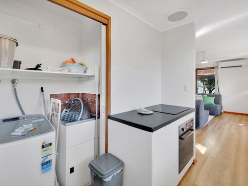 Tranquil 2-bed Townhouse Close to Beach