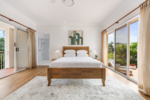 Peaceful Family Home: 4-bed, Pool, Alfresco Dining