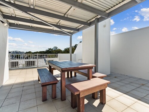Spacious Esplanade Apartment With Rooftop Access