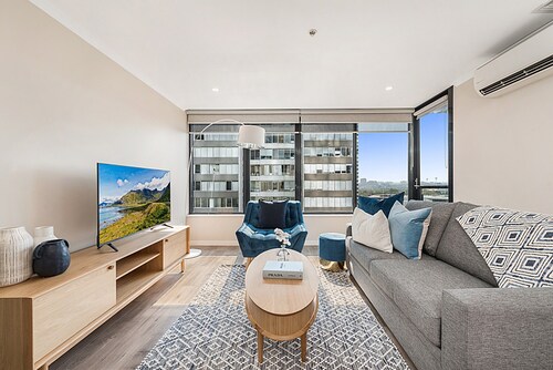 Stylish Arts Precinct Unit With Fabulous Views