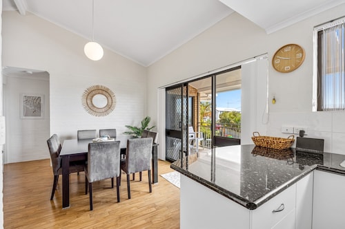 Quaint 2-bed Beach Abode With Ocean Views