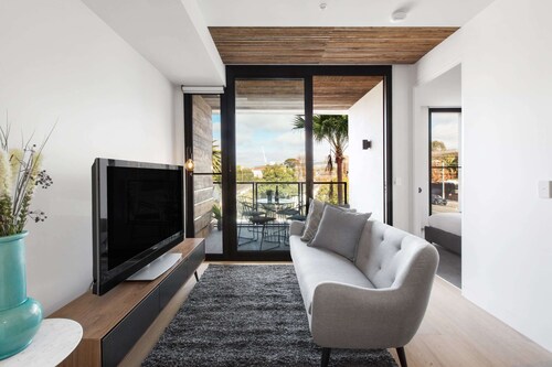 Chic 1-bed With a Sleek Balcony Near Shops