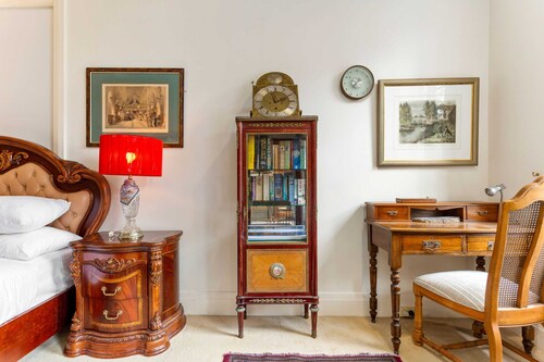 Eclectic Art Deco Apartment in Great Location