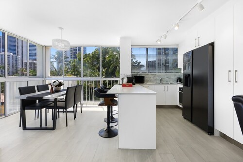 Stylish 2-bed in Surfers Paradise With River Views