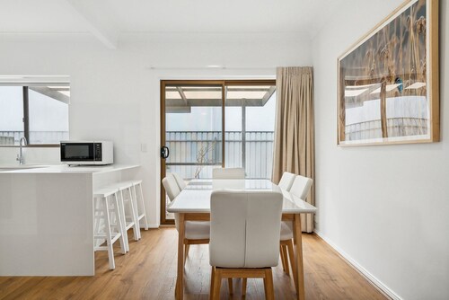 Coastal Luxury: 3-bed Townhouse 150m From Beach