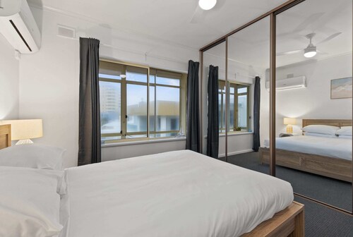 Beachside 2-bed Apartment With Balcony Views