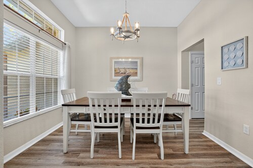 Spacious 4br Retreat With Heated Pool & Spa 4 Bedroom Home