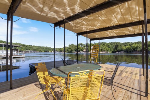 Firepit, Kayaks, Paddle Board, Lake Views, Great Location