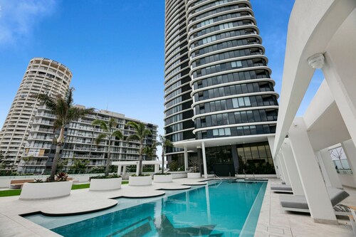 Oceanfront 2-bed With Spectacular View Pool & Gym