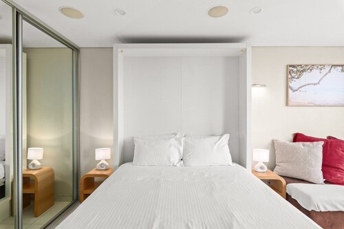 Bondi Studio Apartment With Pool & Rooftop Views