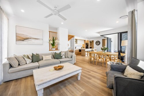 Bokarina 3-bed Stunning Home, Steps From Beach