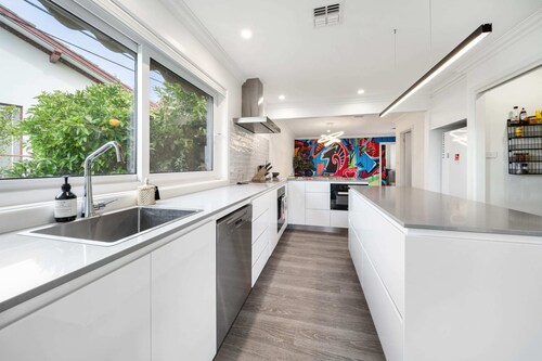 4-bed Family Home With Spacious Backyard and BBQ