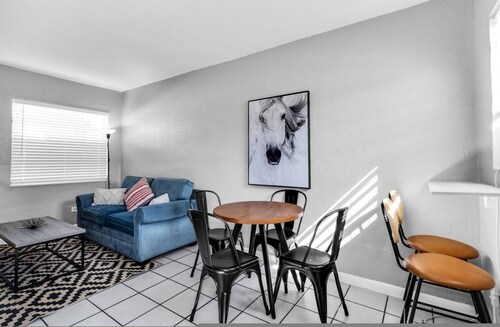 Cozy 1BR Retreat 6 Mins to Beach Free Parking