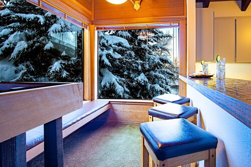Snow Creek 1553 - Ski-in/ski-out + Pool & Hot Tub