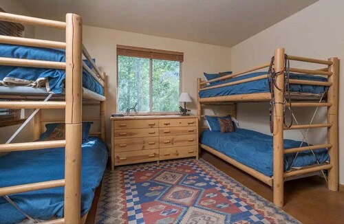 The Fields - 110 is a Cozy Mountain Condo With Access to Everything - Community Hot Tub