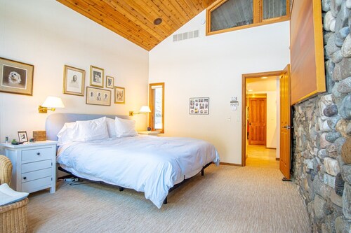 River House - 4BD Riverfront, Hot Tub, Near SV Ski Lifts!