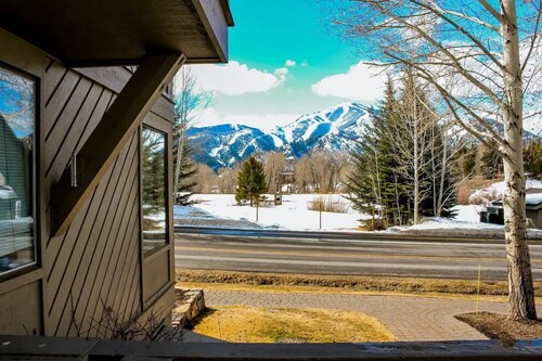 Retro 3BD Sun Valley Condo + Free Resort Amenities!