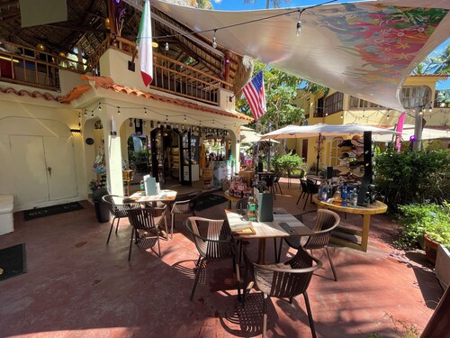 DELUXE STUDIOS HOTEL POOL AND BEACH