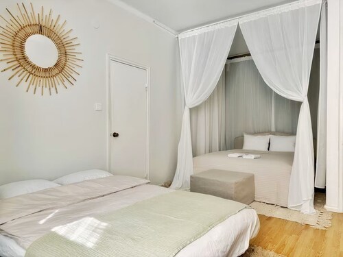 1BR Demure Design Urban Living Space