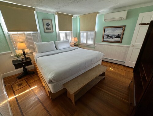 Entire Historic 5 Bed 5 Bath Inn Sleeps 17