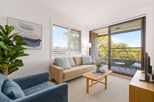 Bright 2-bedroom Apartment Near Coogee Beach