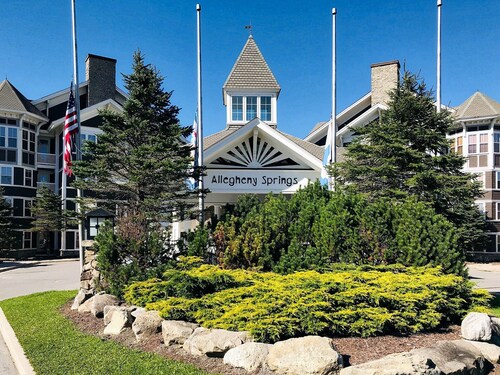 Allegheny Springs 140 Ground Level, Slope Side, Snowshoe Resort Village Center 2 Bedroom Plus Den