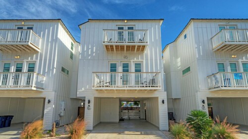 Port Aransas Home With Boardwalk Beach Access, Private Pool & Sunset Views Coastal Commons by Avantstay