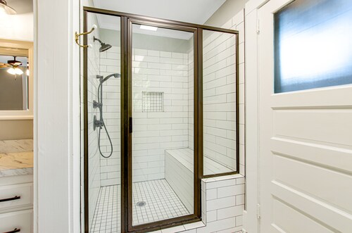 Beautiful, Classic Home With Free Wifi, a Full Kitchen, Sunroom, & Enclosed Yard