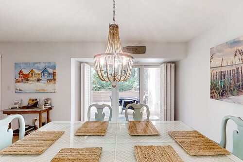 2-story Condo With On-site Pool, Private Patio, & W/D - Near Beach/golf