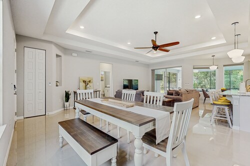 Spacious House With Private Covered Patio, Work Station, Full Kitchen and Grill