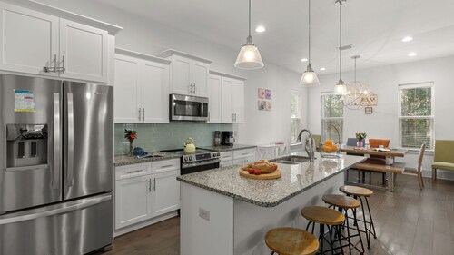 Sea Love by Avantstay Beach Home + Sleeps 16 Mins to Miramar Beach + Community Pool Group Stay