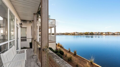 Emerald Villa by Avantstay Lakefront + Communal Pool + Balcony Views + Near the Beach